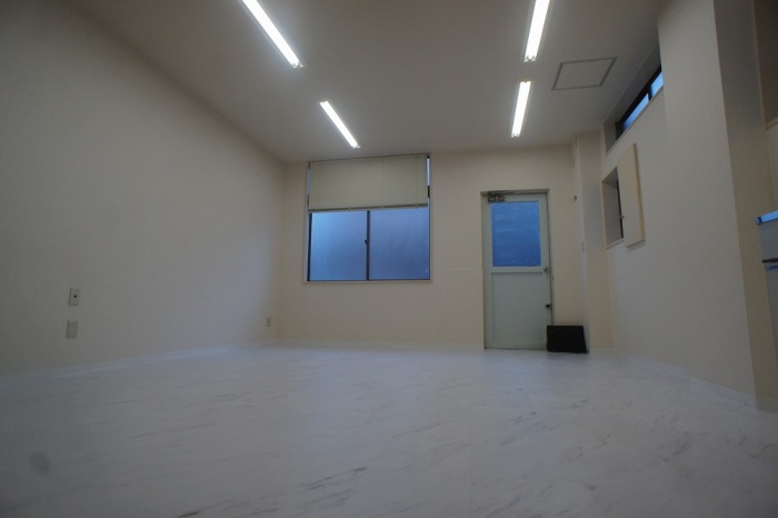 オフィス原状回復　フロアータイル施工で明るい雰囲気に　新宿区の事務所です。