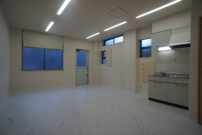 オフィス原状回復　フロアータイル施工で明るい雰囲気に　新宿区の事務所です。